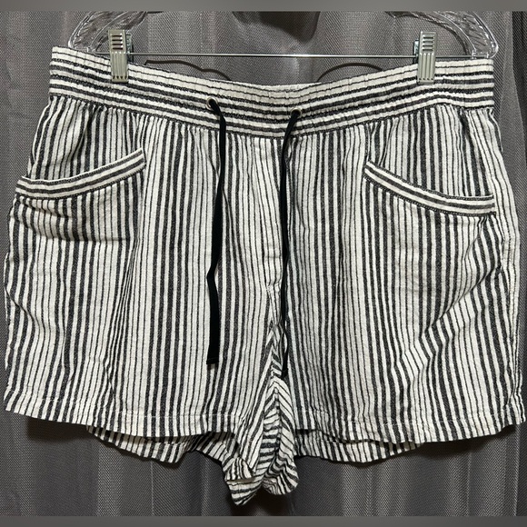 GAP Pants - Women's Gap Pull-On Black/Beige Shorts